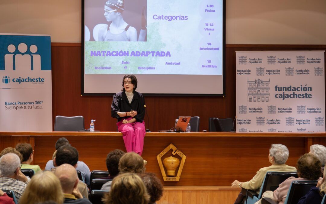 Lleno total en Cheste para escuchar a Inés Rodríguez reflexionar sobre discapacidad y resiliencia
